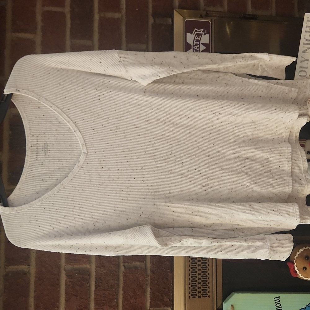 American Eagle v neck shirt